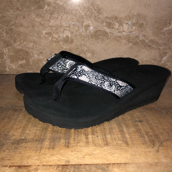 womens black teva flip flops